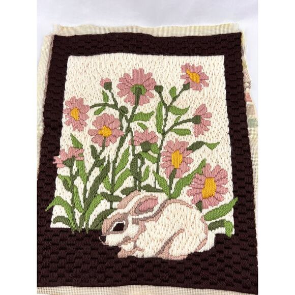 Needlepoint Bunny Portrait Flowers Rabbit Bernat 1970s Unframed 14"x17.5" - Picture 5 of 9